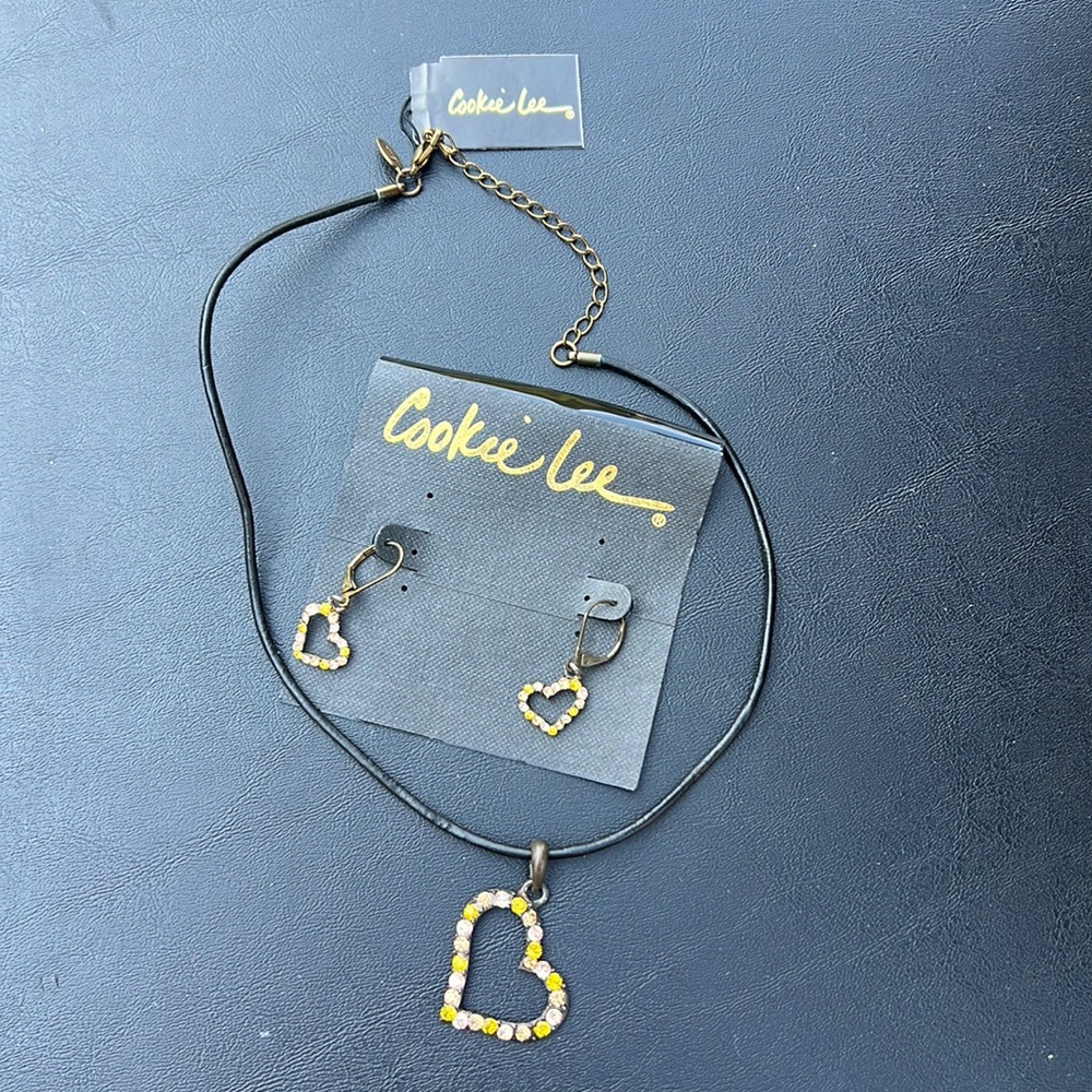 NWT 7 1/2” NECKLACE & EARRINGS